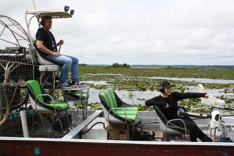 Fotografía cedida por la Comisión de Conservación de Pesca y Vida Silvestre de Florida (FWC) donde aparecen dos de los participantes./ EFE