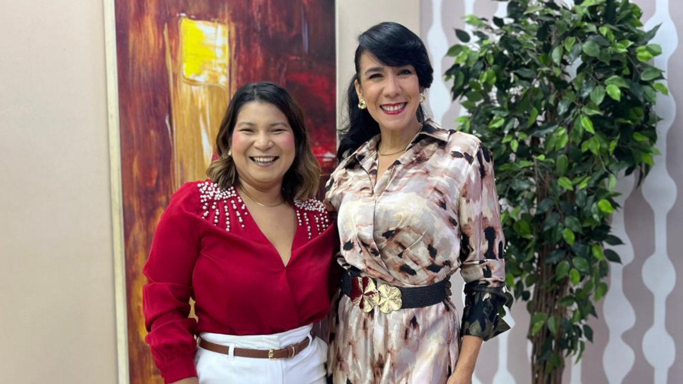 Yaoska Padilla, madre y especialista en desarrollo personal, junto a la presentadora Aida Gutiérrez./ Foto: Ligia Obando