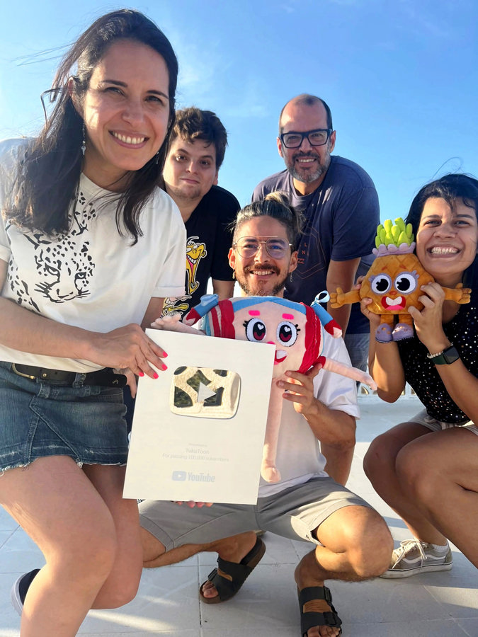 Fotografía cedida por el canal Tukutoon donde aparece su equipo de productores./ EFE