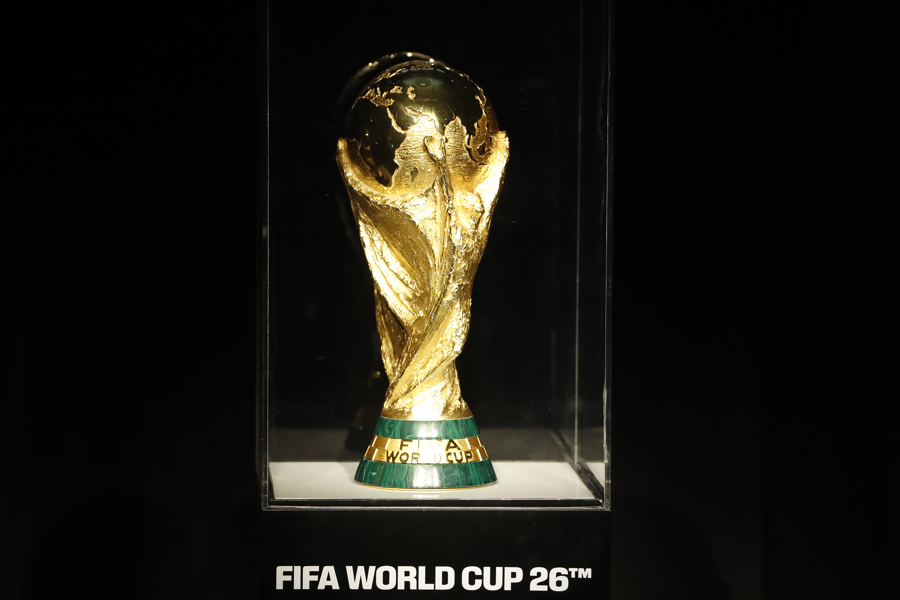 Fotografía del trofeo de la Copa Mundial de la FIFA, durante la develación del reloj de Mundial este miércoles./ EFE