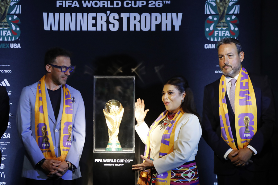 El exfutbolista italiano Alessandro del Piero (i), la jefa de Gobierno de la Ciudad de México, Clara Brugada (c) y el director de FIFA México, Jurgen Mainka./ EFE