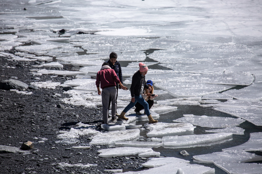 Personas caminan sobre la laguna glacial Ventanani este sábado, en Pucarani (Bolivia). /EFE