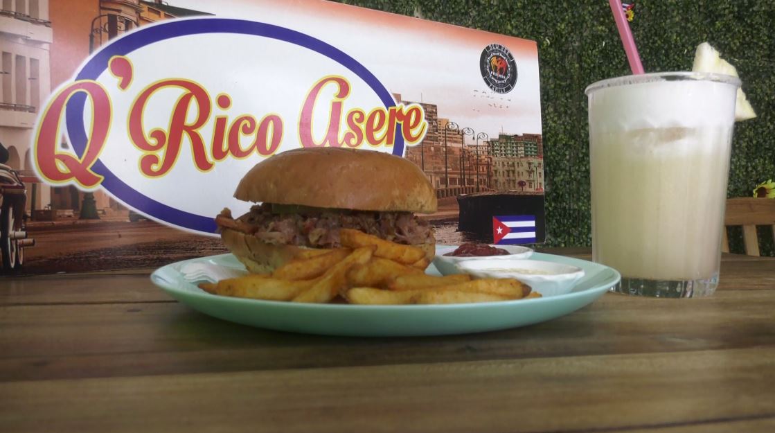 “Q Rico Asere”, se ubica de los semáforos de la ceibita 2 al lago 1 ½, en el Barrio Cuba.