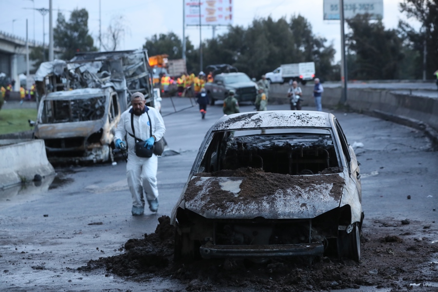 Un vehículo calcinado luego del accidente de un camión de gas este miércoles./ EFE