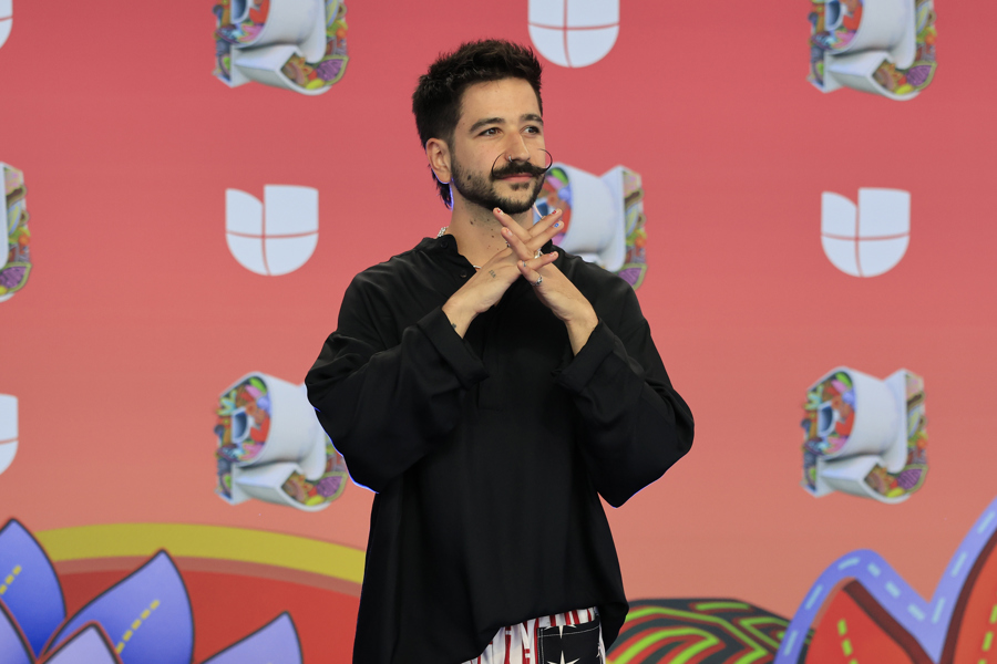 El cantante Camilo posa durante la alfombra azul de los Premios Juventud./ EFE