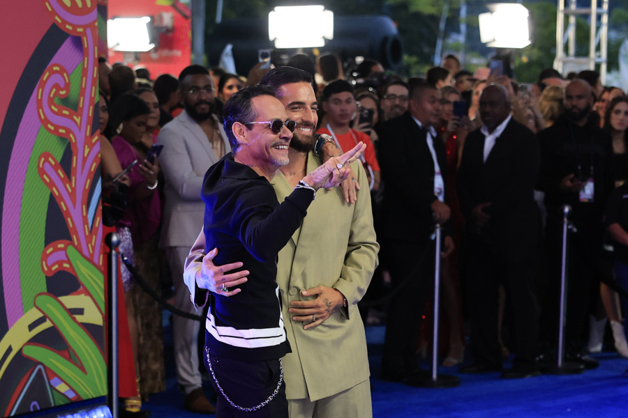 Los cantantes Marc Anthony (i) y Maluma posan durante la alfombra azul de los Premios Juventud este jueves. / EFE
