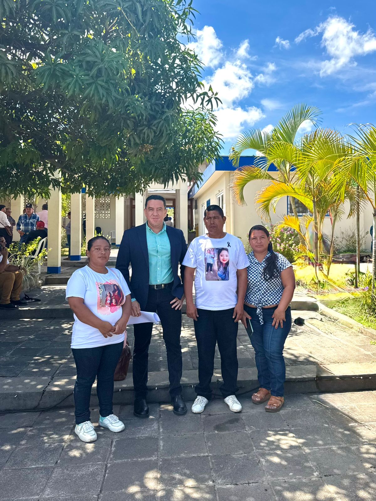 Abogado Gabriel Díaz y familiares de la víctima.
